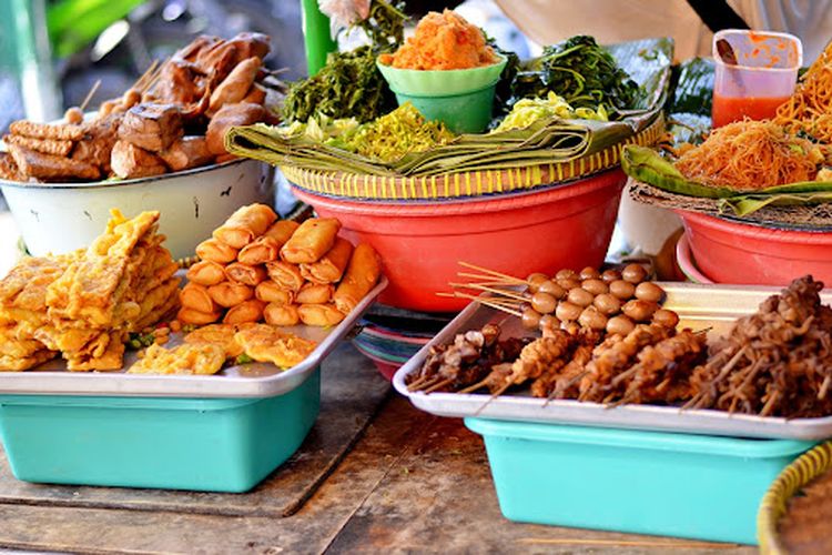 10 Street Food Indonesia yang Wajib Dicoba